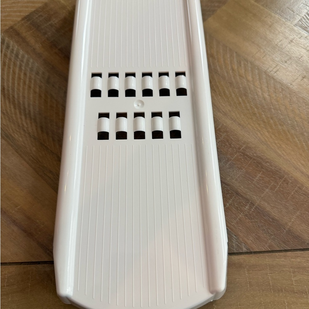The Pampered Chef White Mandoline Slicer veggie stripper